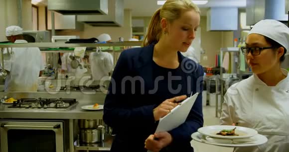女经理和女厨师相互交流视频的预览图