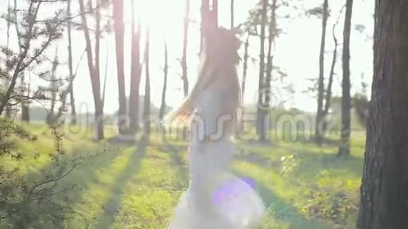 日落时分美丽的少女留着长发身穿白裙戴着帽子视频的预览图