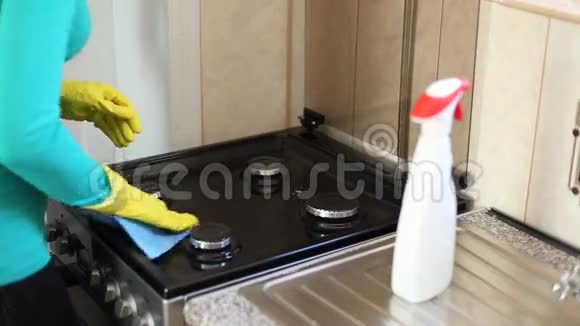 她打扫厨房视频的预览图
