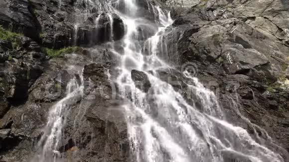 岩山野瀑视频的预览图