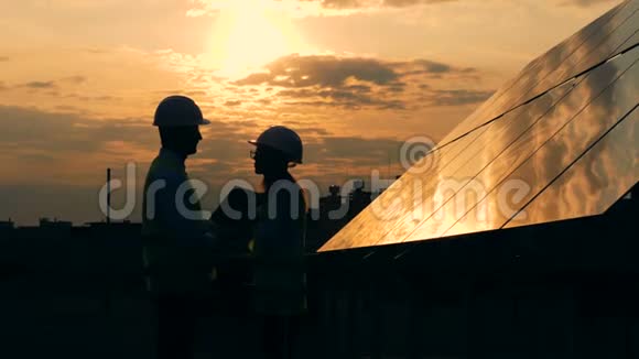 专业工程师在夕阳背景下交谈视频的预览图