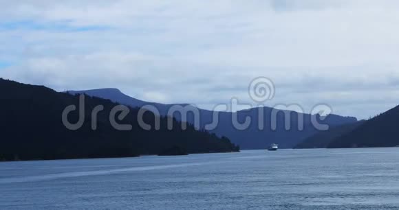 新西兰库克海峡的山区海岸线视频的预览图