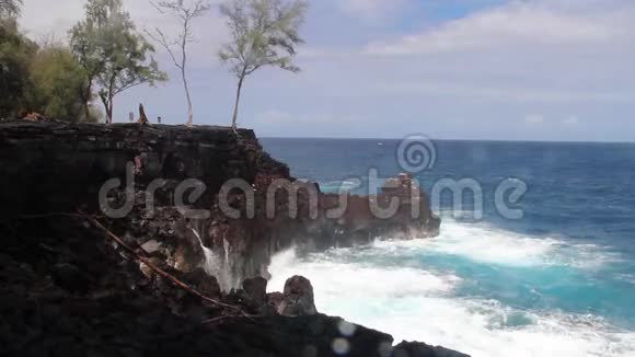 夏威夷大岛30米高的岩石上的波浪和泡沫破裂视频的预览图