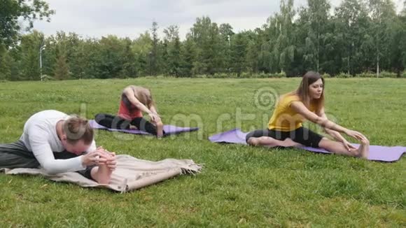 一群运动员户外瑜伽训练视频的预览图