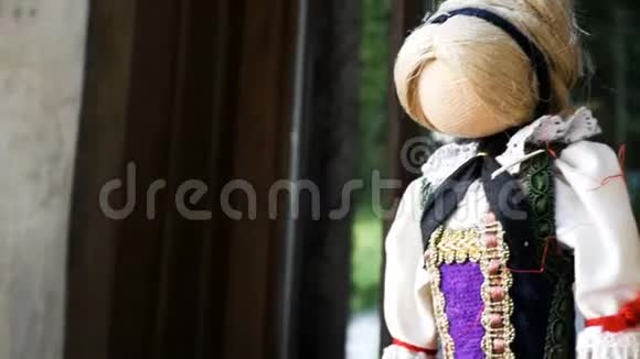 在高山地区手工制作的典型玩具泰罗伦娃娃上着陆视频的预览图