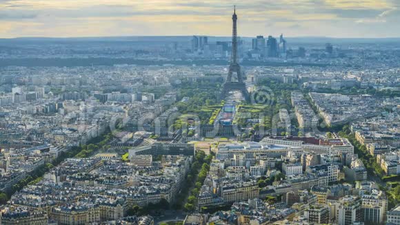 傍晚巴黎的空中景色埃菲尔铁塔气球在空中飞行时间流逝视频的预览图