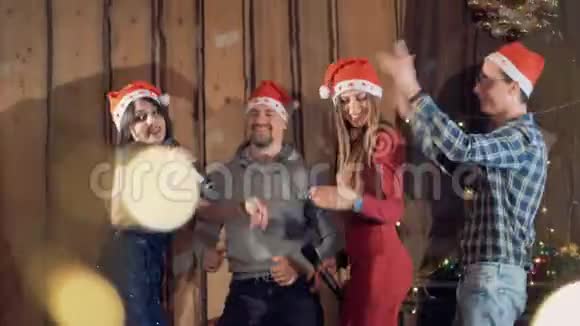欢乐的朋友们在迷人的新年圣诞晚会上尽情跳舞庆祝节日4K视频的预览图