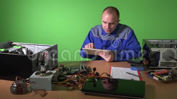 免费技术人员使用平板电脑与客户交谈损坏的计算机部件视频的预览图