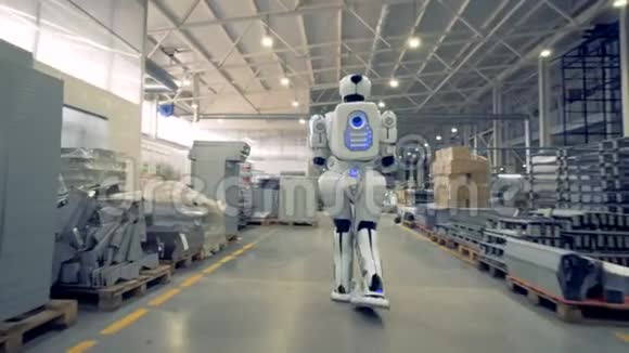 一件金属配件正由一家工厂的机器人携带4K视频的预览图