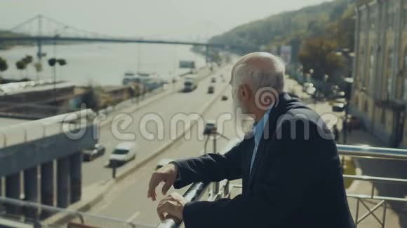 疲惫的老人喜欢桥上的城市交通视频的预览图