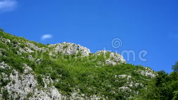 罗马尼亚石环上空的云视频的预览图