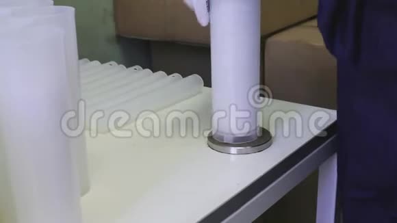 白色塑料水过滤器正在折叠并包装在纸箱中视频的预览图