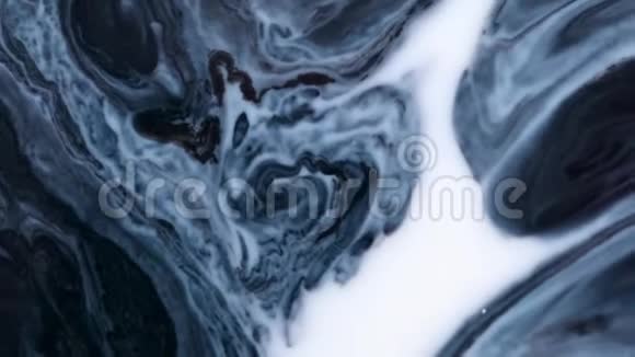 白色抽象纹理上的水墨蓝泡视频的预览图