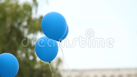 快乐的毕业生们在放气球前拿着气球学生们的传统视频的预览图