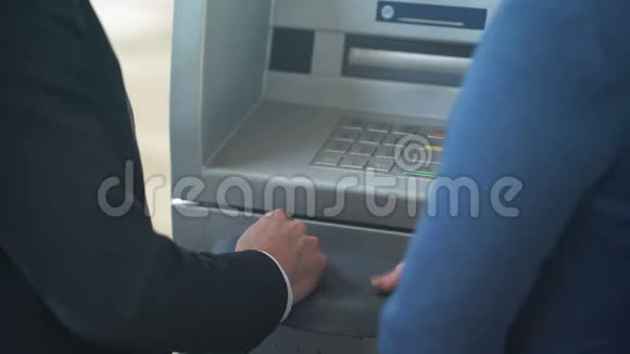 女银行职员向新客户展示如何使用自动取款机服务良好视频的预览图