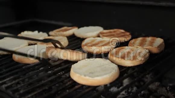 在烤架上烤汉堡视频的预览图