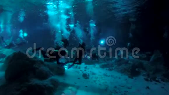 开放在塞诺特洞穴系统附近的Tulum与游泳者和水肺潜水员视频的预览图