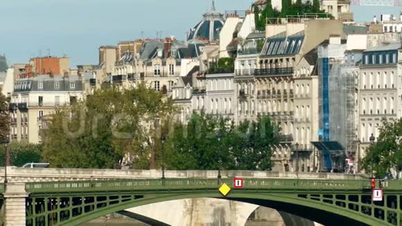 法国巴黎的桥和传统住宅景观视频的预览图