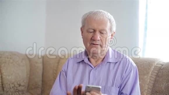 这位老人使用智能手机视频的预览图