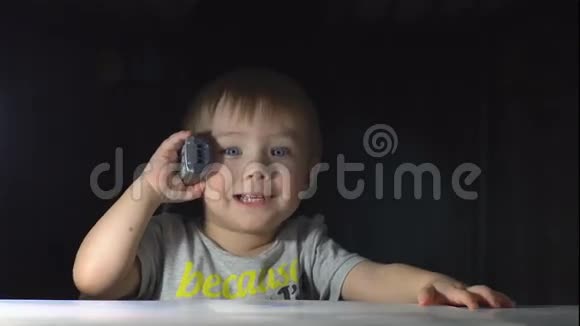 小男孩在电话里说话视频的预览图