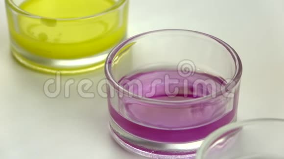慢镜头紫色水彩的特写镜头正在一杯水中混合视频的预览图