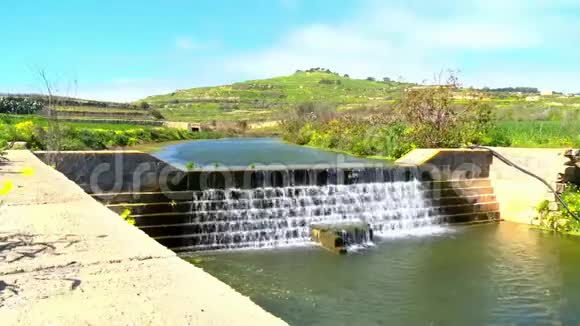 马耳他的田野景观和瀑布视频的预览图