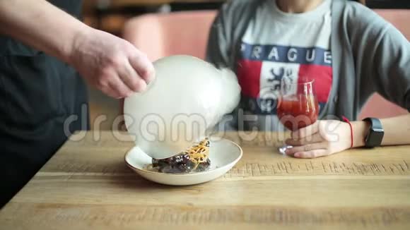 美食盘菜美食鞑靼蒸汽烟帽穹顶服务员在客人面前用蒸汽打开盘子妇女视频的预览图