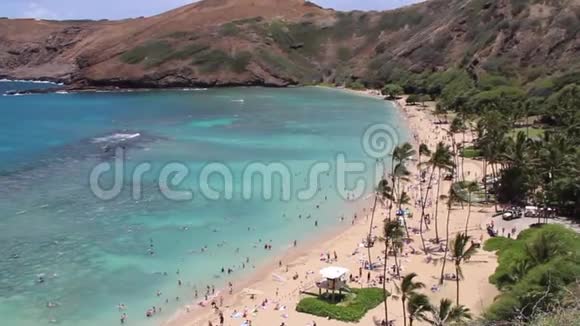 夏威夷瓦胡岛海蓝色和绿色的珊瑚哈瑙马湾海滩的全景视频的预览图