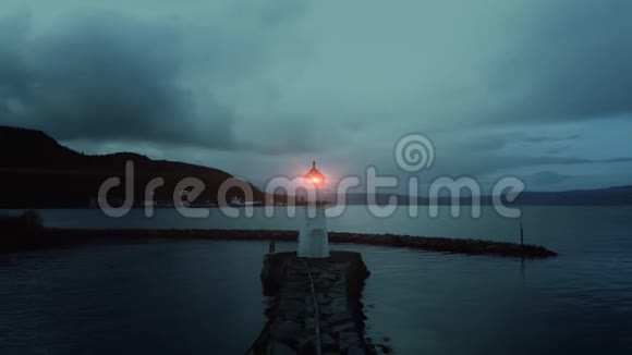 挪威水景景观灯塔周围的空中无人机移动视频的预览图