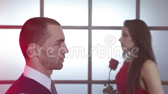 恋爱中的情侣布鲁内特女人手里拿着玫瑰视频的预览图