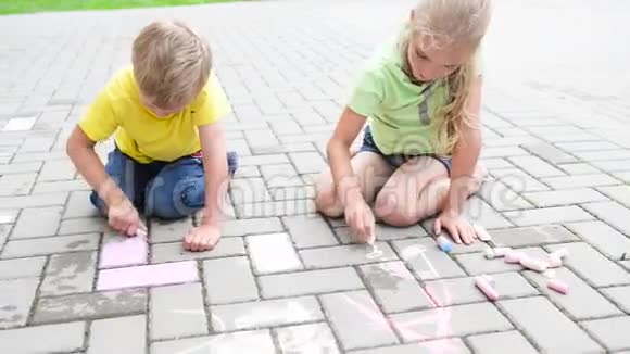 孩子们用粉笔画画视频的预览图