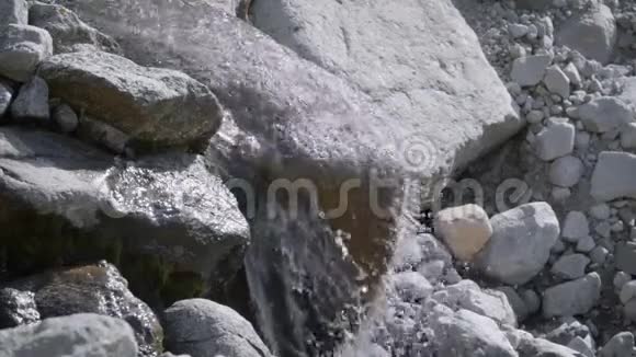 干净的高山饮用水从一块大石头上流下来视频的预览图