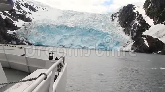 美国阿拉斯加州威廉王子湾驶向冰川的旅游船视频的预览图