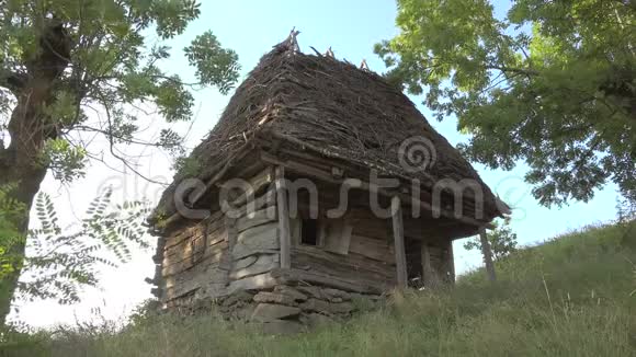 罗马尼亚特兰西瓦尼亚阿普塞尼山脉古老的乡村木制传统房屋视频的预览图