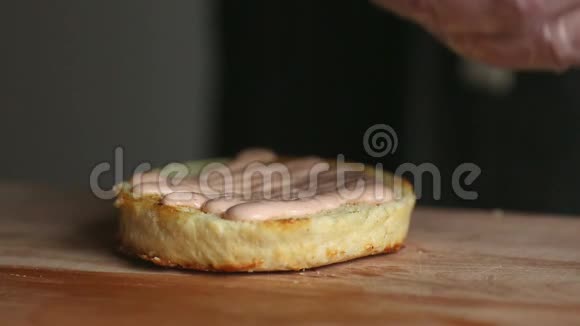 煮大汉堡的过程是专业厨师特写把洋葱卷起来视频的预览图