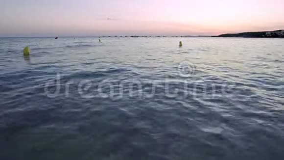 日落时间在圣托马斯湾的梅诺卡岛视频的预览图
