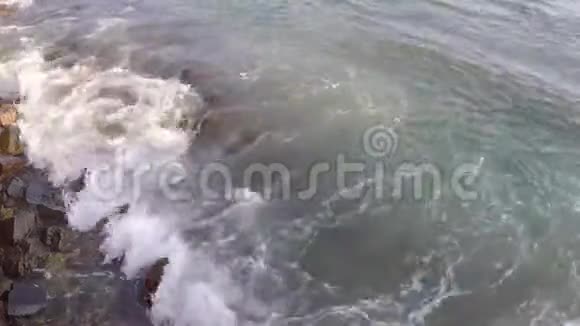 海浪拍打海岸视频的预览图