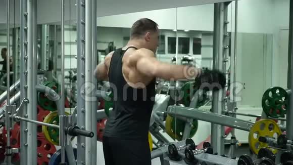 体育青年男子在健身房做哑铃运动视频的预览图