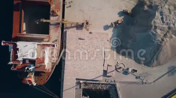 干货船和水泥装载机在工作时的高空自上而下射击视频的预览图