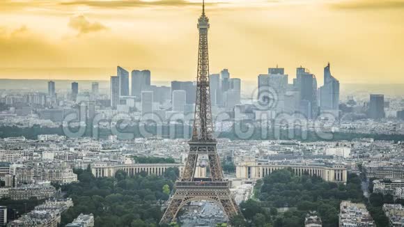 巴黎的埃菲尔铁塔后面的现代商务中心城市生活的时间流逝视频的预览图