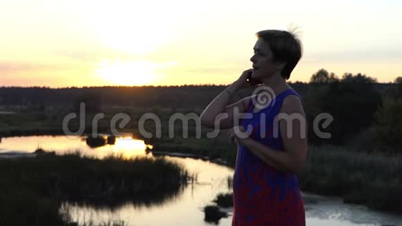 做梦的女人在湖畔梳头视频的预览图