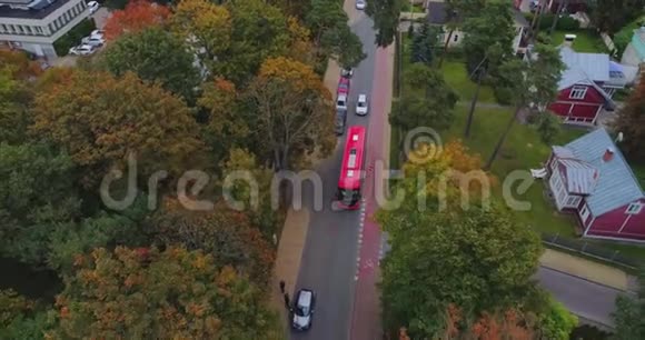 红色巴士部落在城市道路上无人驾驶飞机黄树视频的预览图