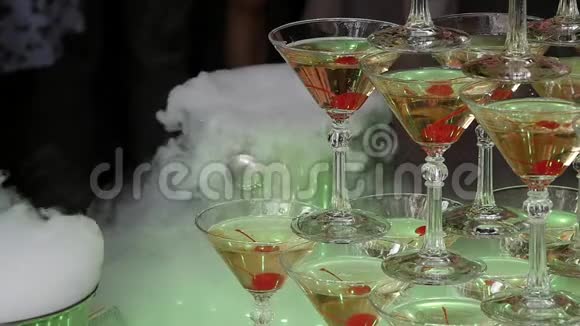 香槟金字塔为聚会与樱桃和干冰的幻灯片形式大型节日桌设置视频的预览图