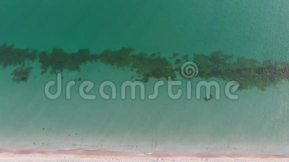 没有人的海浪拍打在海滩上的鸟瞰阳光照在水上视频的预览图