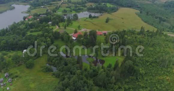 村舍自然湖和野外无人机飞行绿色观景夏季视频的预览图