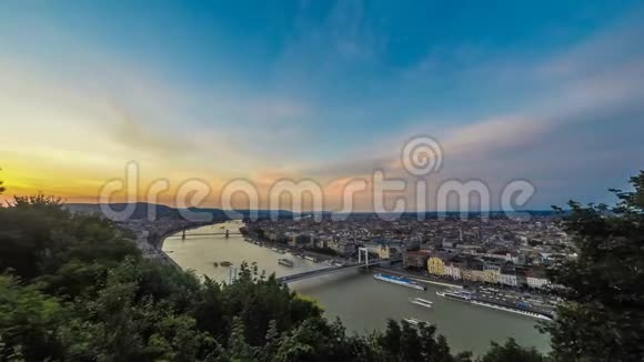 布达佩斯和多瑙河的空中景色黄昏时船在明亮的天空下视频的预览图
