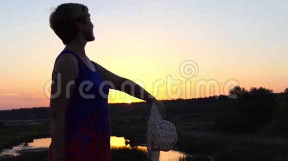 快乐的女人在湖边专业跳舞视频的预览图