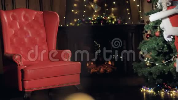 圣诞老人在装饰圣诞树的旁边念圣诞祝福视频的预览图