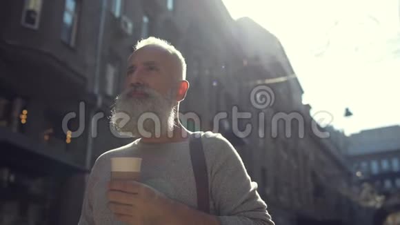 一个在散步时享受咖啡的人视频的预览图