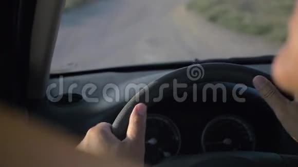 开车的人的手视频的预览图
